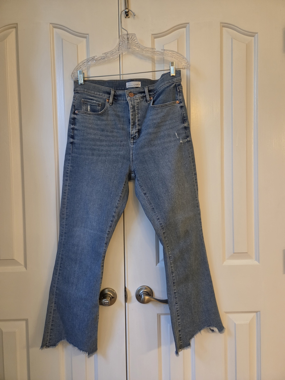 Womenโs Blue Raw-Hem Jeans High Waist